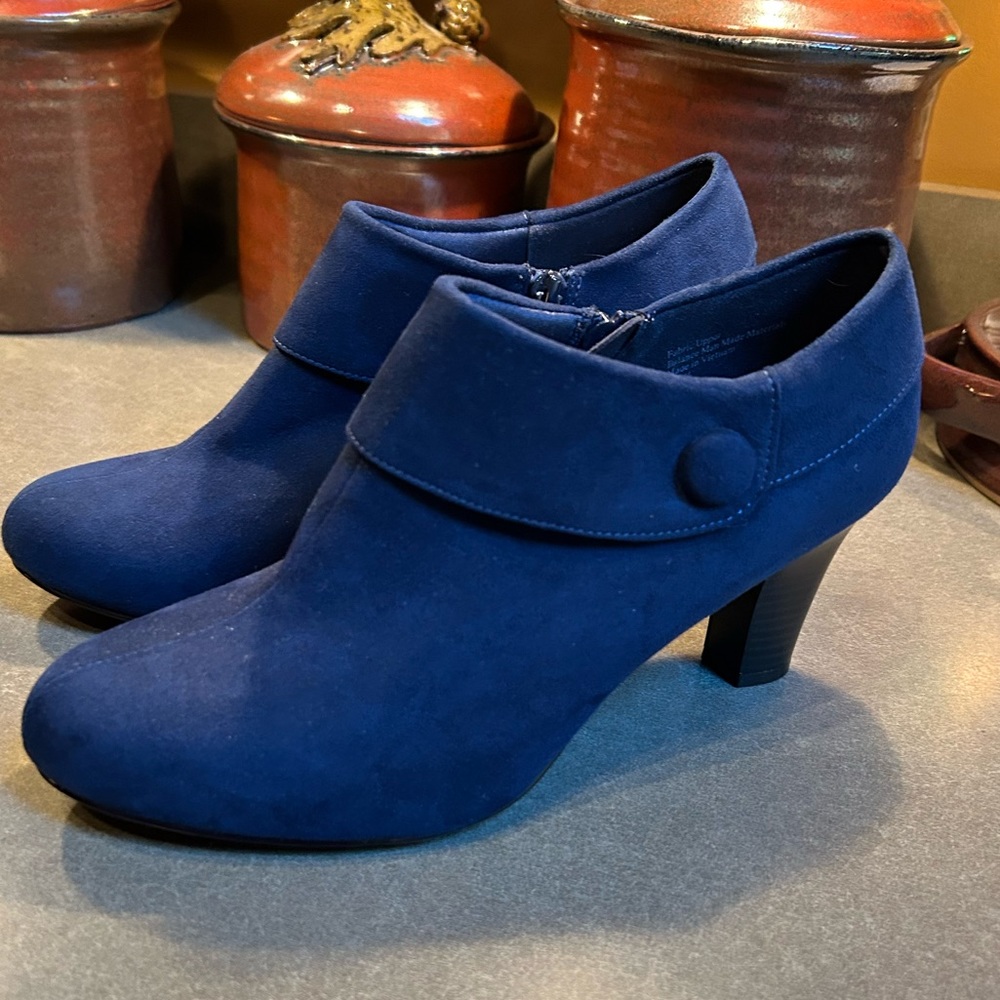 Amelia Grace Women’s Dress Booties. Size 8 1/2.